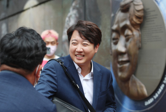 이준석 국민의힘 전 당대표가 지난 9월4일 오후 대구 중구 김광석 거리를 찾아 당원ㆍ시민들과 인사하고 있다.<연합뉴스>